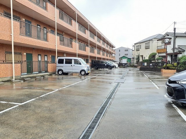 物件外観写真3　(駐車場があります)