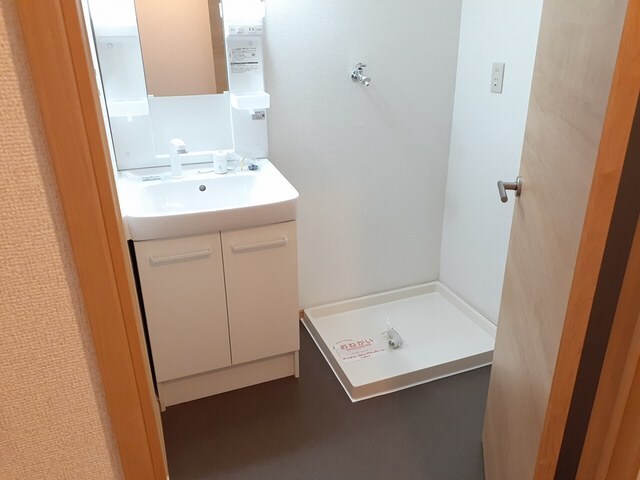 物件内観写真7　(ゆったりとスペースのある洗面所)