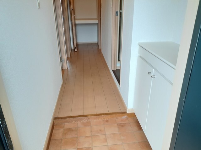 物件内観写真9　(明るい玄関です)