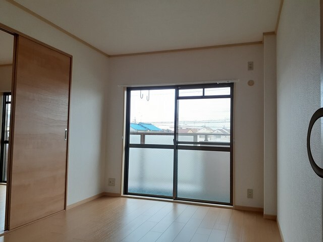 物件内観写真12　(広くて明るい寝室)