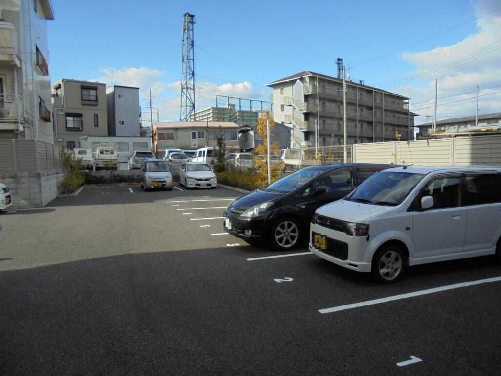 物件外観写真4　(駐車スペースもあります)