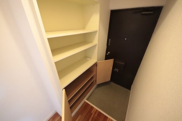 物件内観写真8　(たっぷりとした収納スペースです)