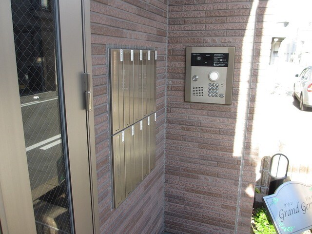 物件外観写真2　(落ち着いたエントランスです)