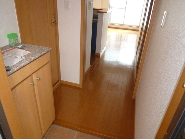 物件内観写真13　(ゆったりとした玄関です)