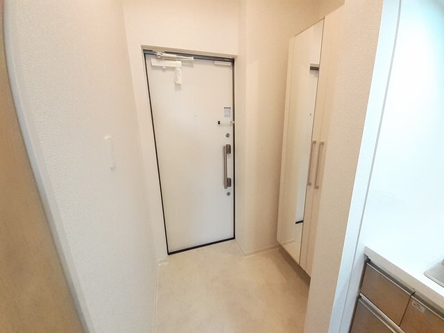 物件内観写真8　(明るい玄関です)