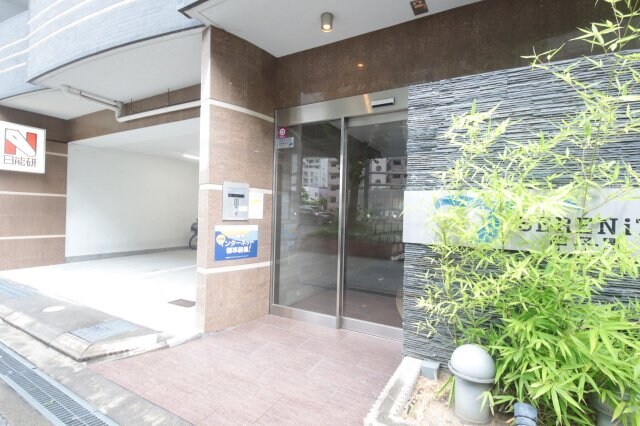 物件外観写真3　(落ち着いたエントランスです)