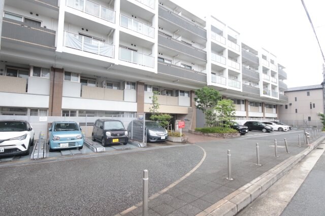 物件外観写真6　(車をお持ちの方に嬉しい駐車場付きの物件です)