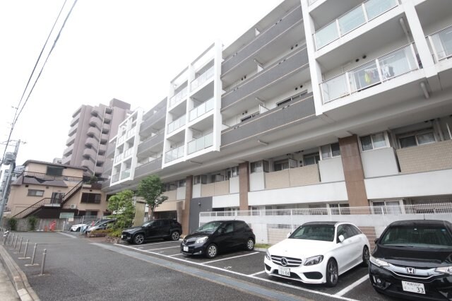 物件外観写真7　(外観は落ち着いています)