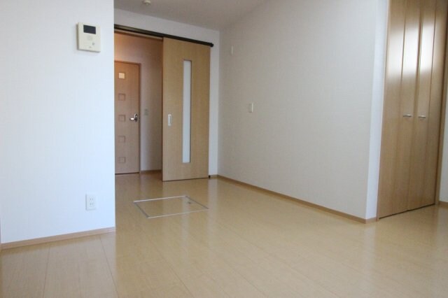 物件内観写真14　(ゆったりとした居間です)