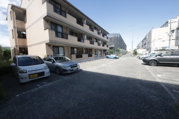 駐車場(駐車場に車を止められます)