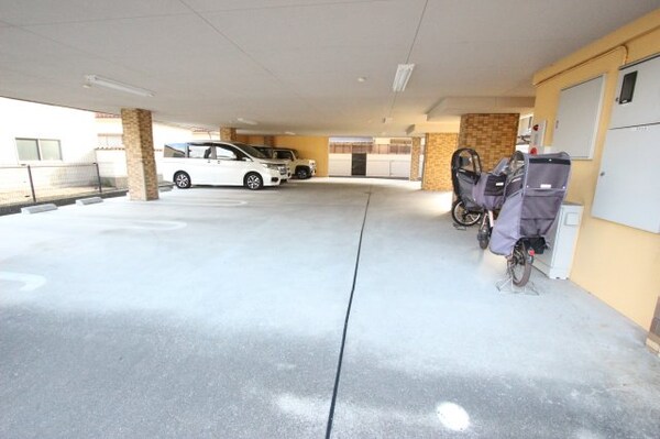 駐車場(駐車場に車を止められます)