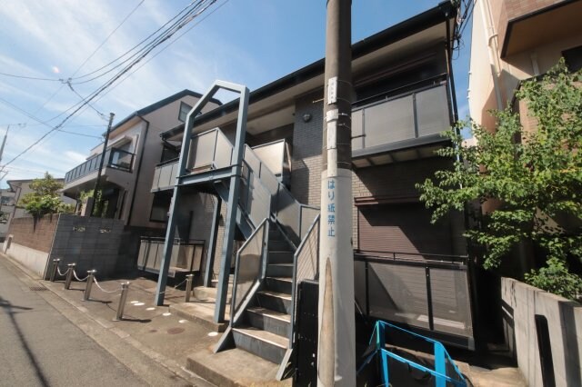 物件外観写真1　(外観は落ち着いています)