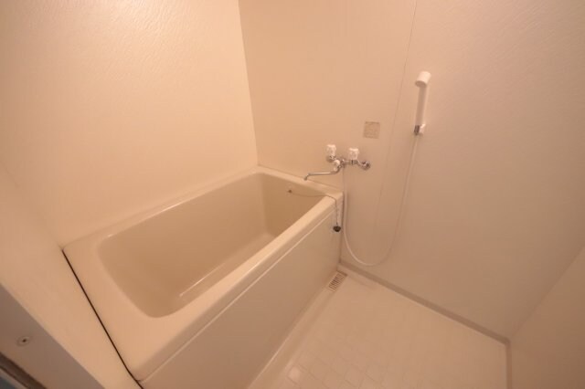物件内観写真5　(日々の疲れを癒すお風呂付です)