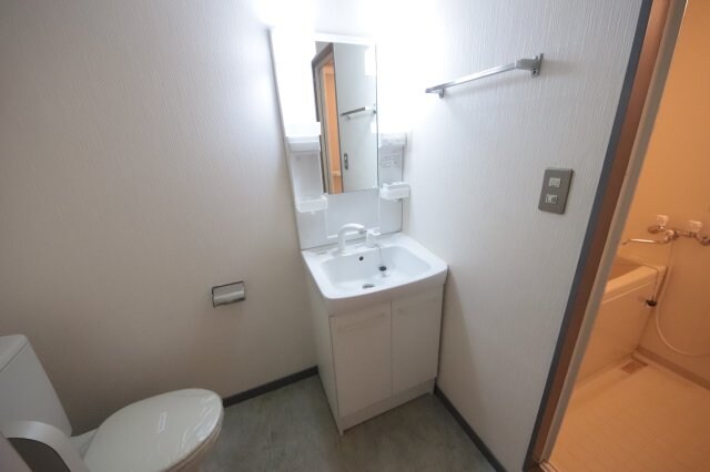 物件内観写真15　(広い洗面スペース)