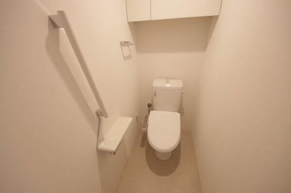 トイレ(落ち着いた色調のトイレです)