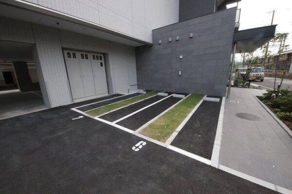 駐車場(駐車場に車を止められます)