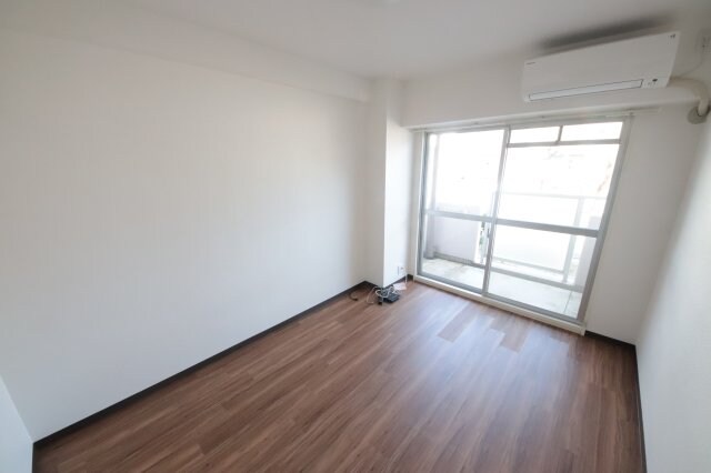 物件内観写真9　(ゆったりとした居間です)