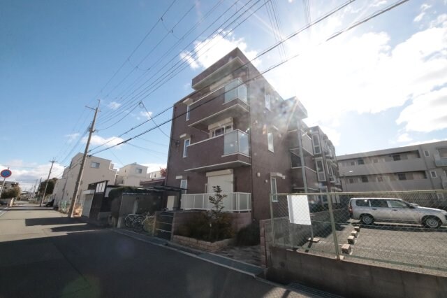 物件外観写真2　(落ち着いた雰囲気の外観です)