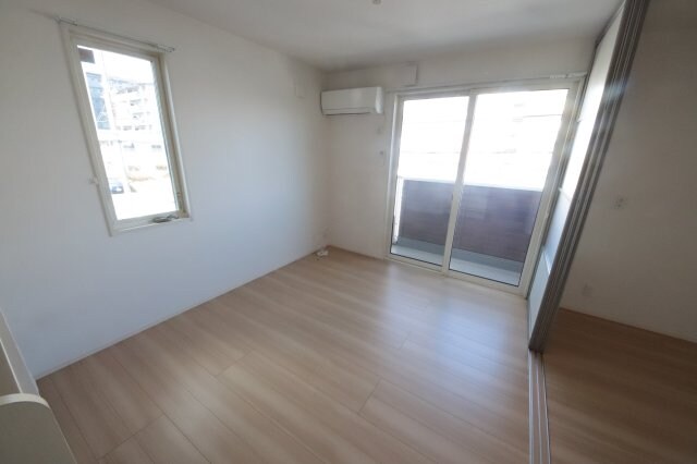 物件内観写真4　(こちらのリビングで趣味の時間をお楽しみください)