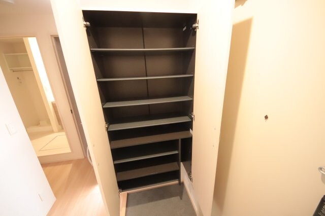 物件内観写真9　(大きなスペースがあり、収納には困りません)