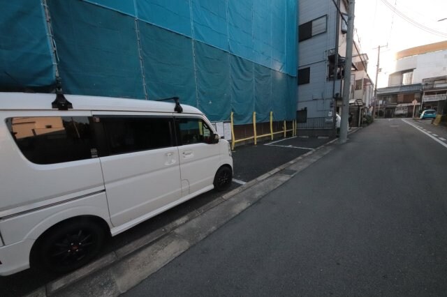 物件外観写真3　(駐車場があるので、車を買う予定の方も安心です)