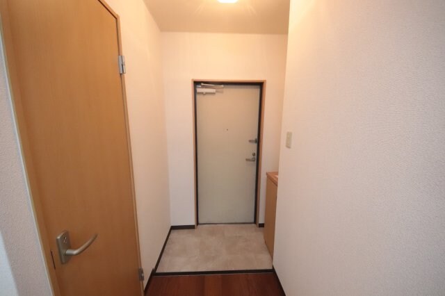 物件内観写真8　(明るい玄関です)