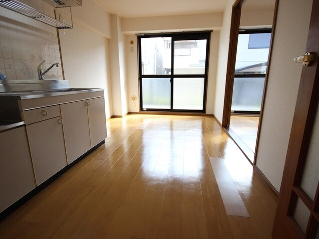 物件内観写真3　(ゆったり過ごせる居間です)