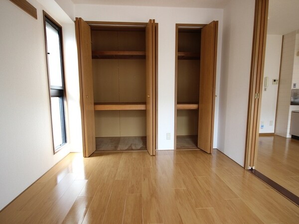 寝室(広くて明るい寝室)