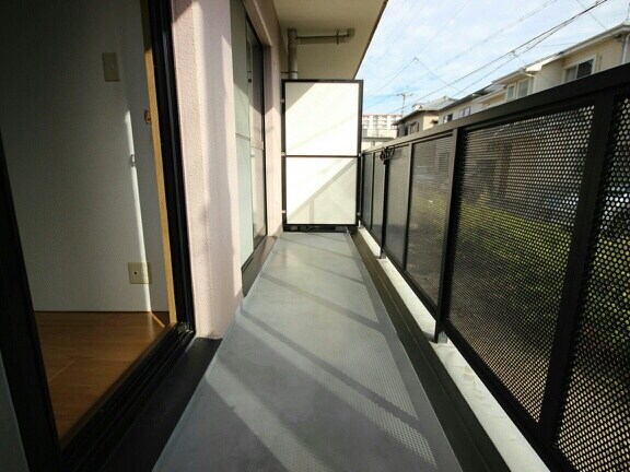 物件内観写真12　(広々としたバルコニーです)