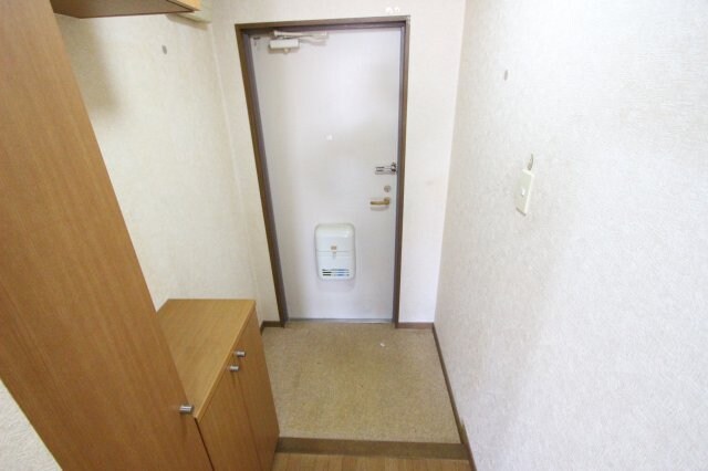 物件内観写真8　(収納もある玄関です)