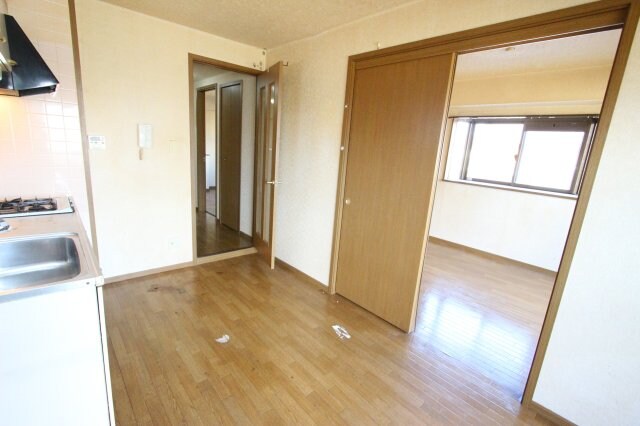 物件内観写真18　(こちらのリビングで趣味の時間をお楽しみください)