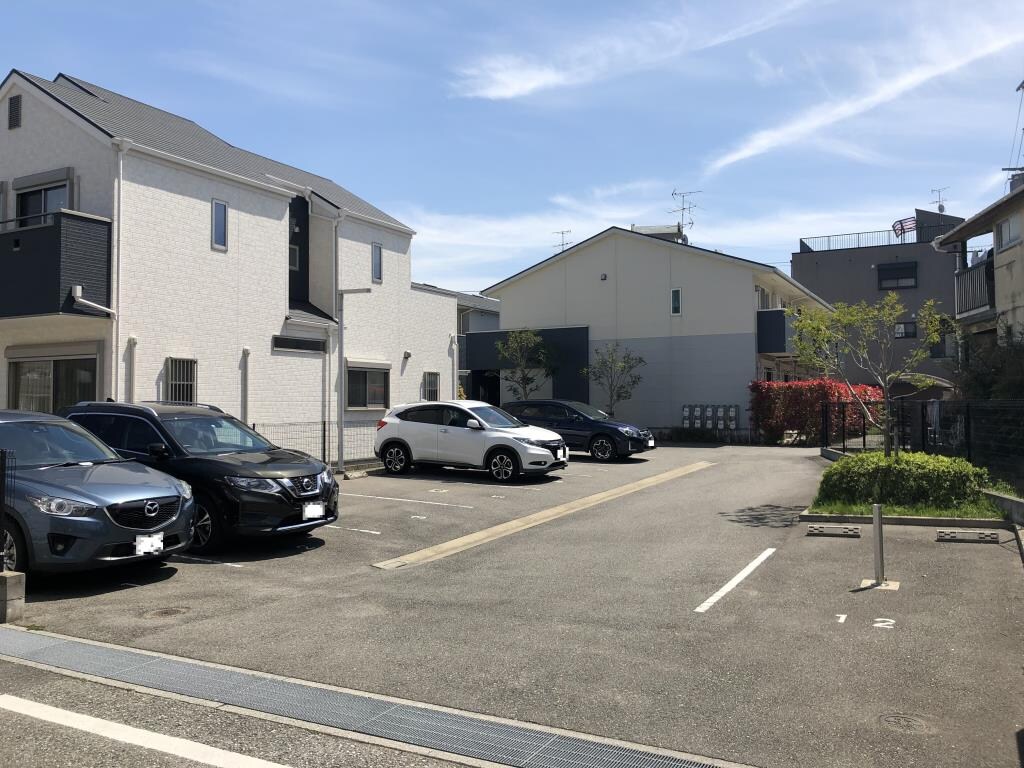 物件外観写真2　(駐車場です)