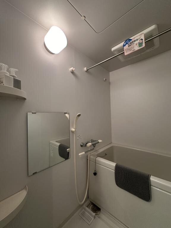 物件内観写真3　(日々の疲れを癒すお風呂付です)