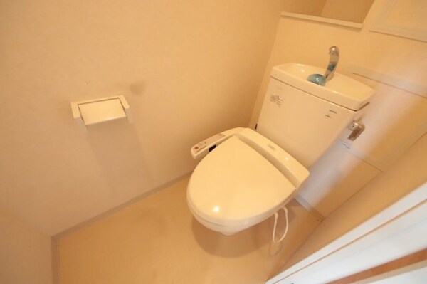 トイレ(落ち着いた色調のトイレです)