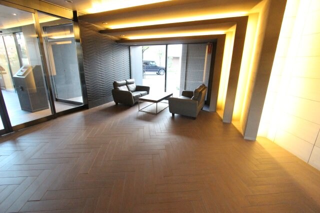 物件外観写真2　(清潔なエントランスです)