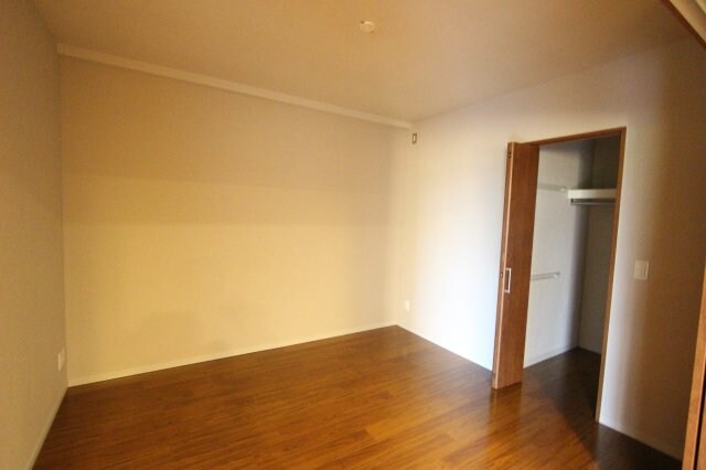 物件内観写真22　(落ち着いた色調の洋室です)