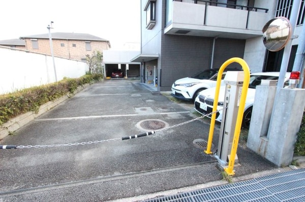 駐車場(車をお持ちの方に嬉しい駐車場付きの物件です)
