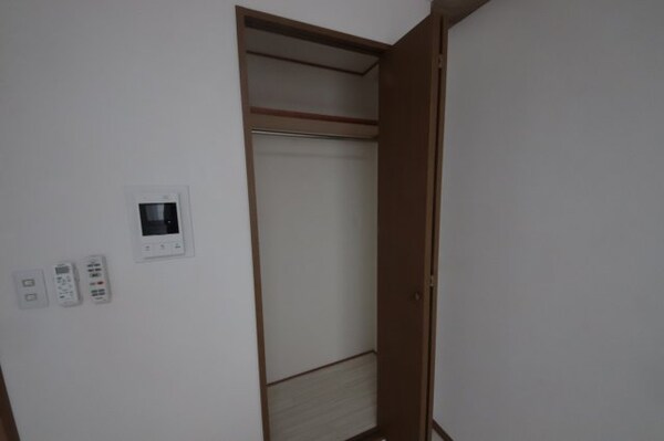 内装他(明るい色調の室内です)