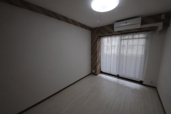 居室(こちらの居間で趣味の時間をお楽しみください)