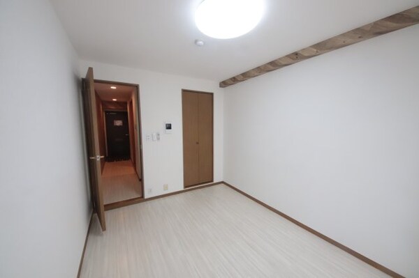 居室(こちらの居間で趣味の時間をお楽しみください)