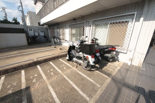 物件外観写真2　(駐車場があるので、車を買う予定の方も安心です)