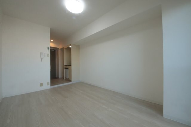 物件内観写真10　(開放的な寝室です)