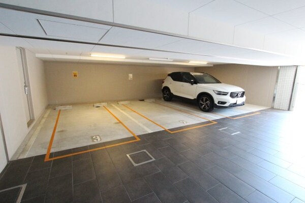 駐車場(車をお持ちの方に嬉しい駐車場付きの物件です)