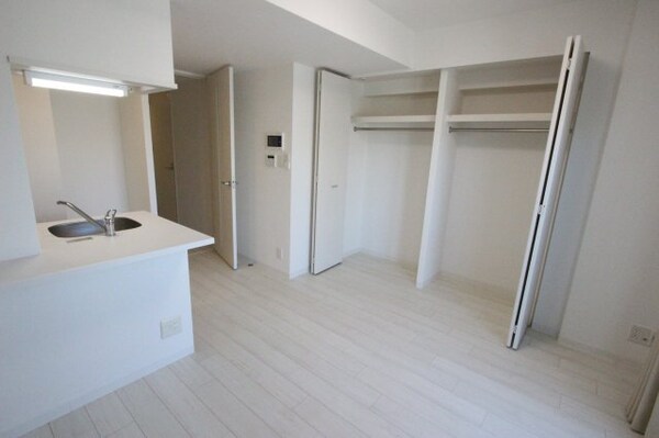 居室(こちらの居間で趣味の時間をお楽しみください)