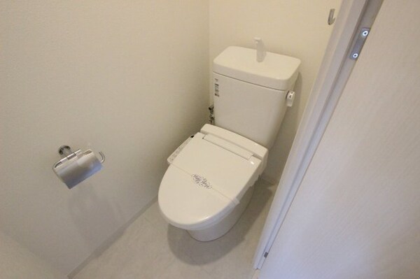 トイレ(落ち着いた色調のトイレです)