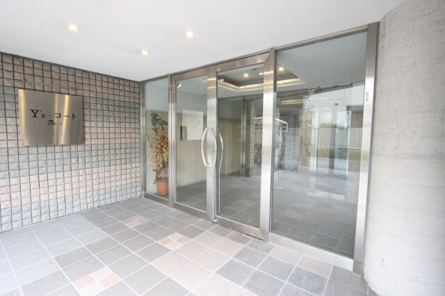 物件外観写真2　(清潔なエントランスです)