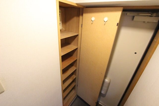 物件内観写真10　(大きなスペースがあり、収納には困りません)
