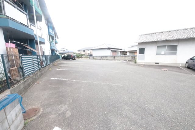物件外観写真3　(駐車場があるので、車を買う予定の方も安心です)
