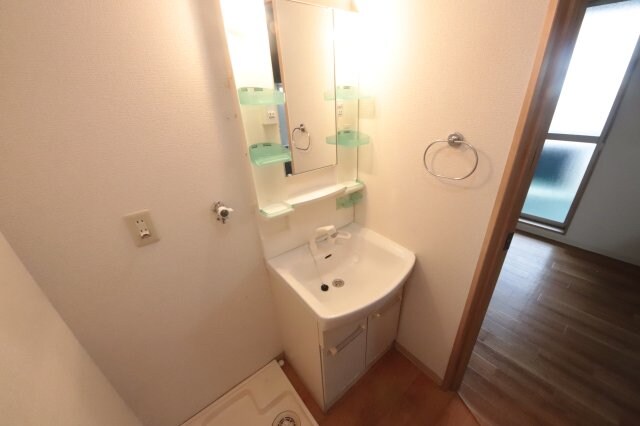 物件内観写真14　(明るい洗面所です)