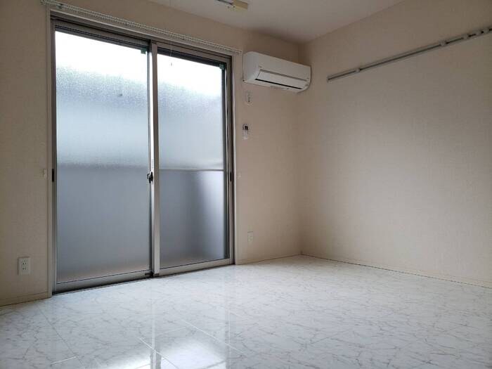 物件内観写真6　(ゆったりとしたリビングです)